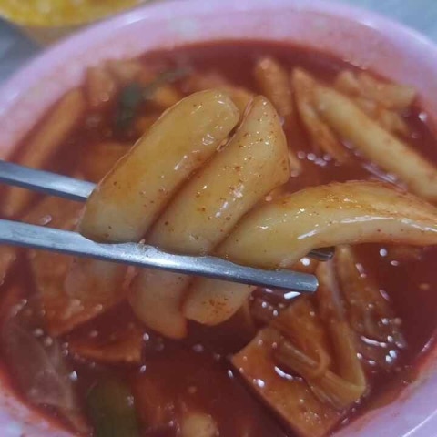 정갈하게 말아진 김밥의 먹음직스러운 모습