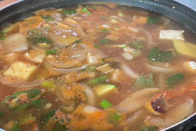 본동기사식당 식사 테이블 전경