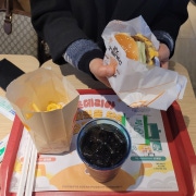 김포공항 국내선 롯데리아 식사, 7