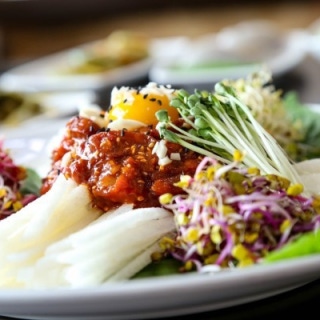 Hanwoo beef tartare with garlic