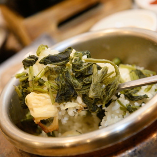 Gondre greens garlic stone-pot rice