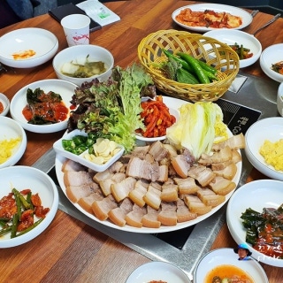 Boiled pork wraps set meal