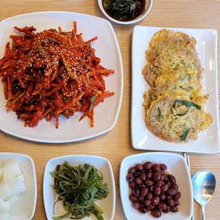 Honam seafood-salad and beef-pancake set