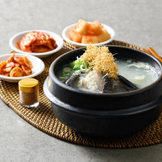 Black-chicken soup with cultivated ginseng root