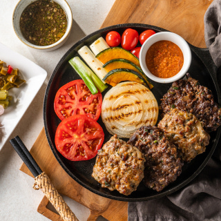 Half-and-half charcoal-grilled patties (240 g)