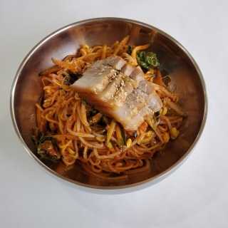Spicy mixed noodles