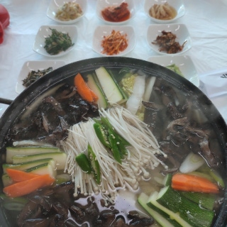 Neungi hotpot (serves 1)