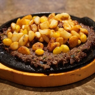 Charcoal-grilled garlic Hanwoo patties
