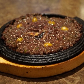 Charcoal-grilled Hanwoo patties (1 serving)