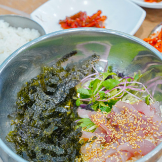 Tongyeong raw fish rice bowl