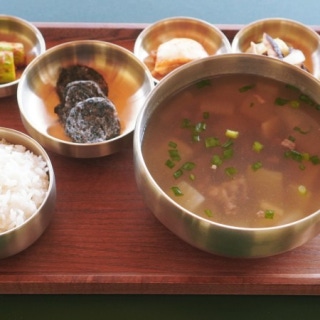 Hanwoo beef and radish soup (winter only)