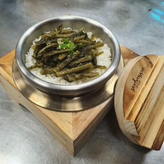 Pot-cooked rice with kkeomeokji greens
