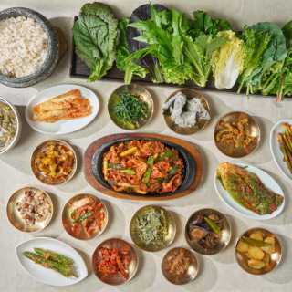 Smoky stir-fried meat set with organic wrapping greens