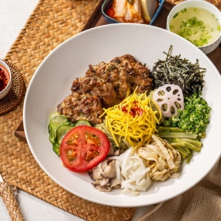 Rice with grilled meat patties (tteokgalbi goldongban)