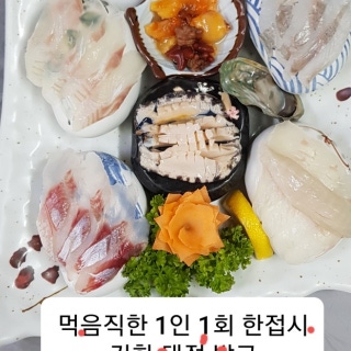 Assorted sashimi (per person, minimum 2 people)