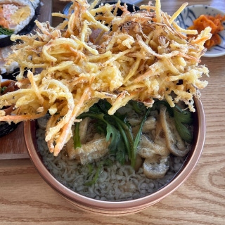 Udon with vegetable tempura