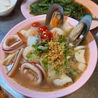 Tom yum nam sai (clear broth)