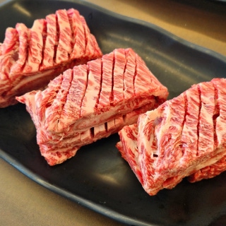 Fresh Hanwoo ribs (180 g)