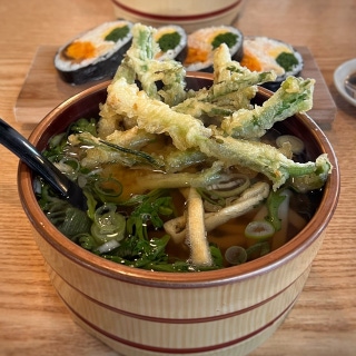 Udon with Gijang spring-onion tempura