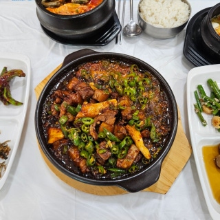 Spicy braised pork belly (minimum 2 people)