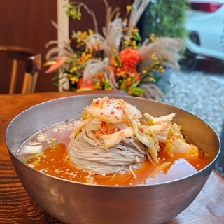 Buckwheat noodles in kimchi broth (seasonal)