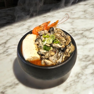 Soft-tofu stew with Tongyeong oysters (winter)