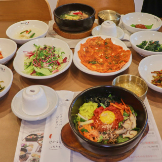 Korean set meal Bibimbap