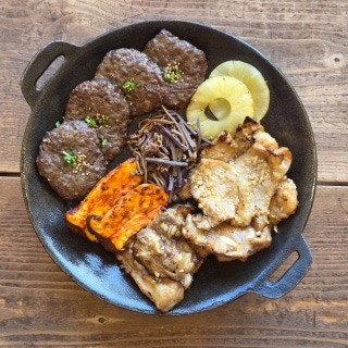 Hanwoo patties and garlic pork ribs, set for 4