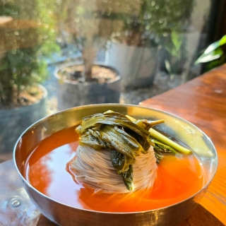 Mustard-leaf water-kimchi buckwheat noodles
