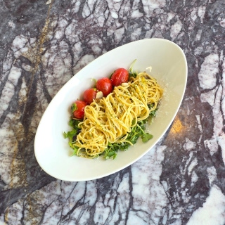 Oil pasta with plenty of salad