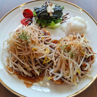 Pork-cutlet duo set with bean sprouts