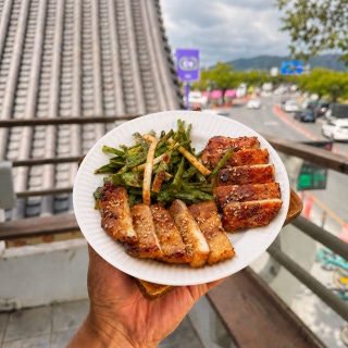 Extra half-and-half maekjeok and gochujang-grilled dish