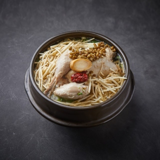 Ginseng-chicken soup with lacquer-tree extract and abalone