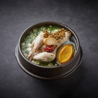 Herbal chicken soup with samchae