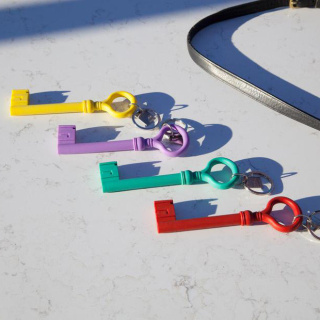 [에어리어웨어] 미국 정품 리얼리티 키체인 Reality Keychain Key 열쇠 모양 키링 차키 에어팟 키체인 열쇠고리