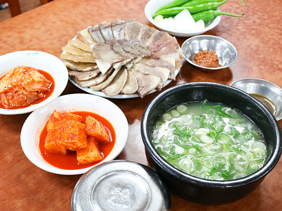 Seolleongtang and boiled-beef spread at Miseongok