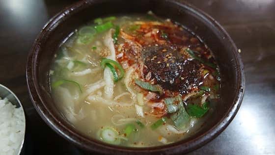 미풍해장국 삼도동 매장의 뚝배기에 담긴 해장국