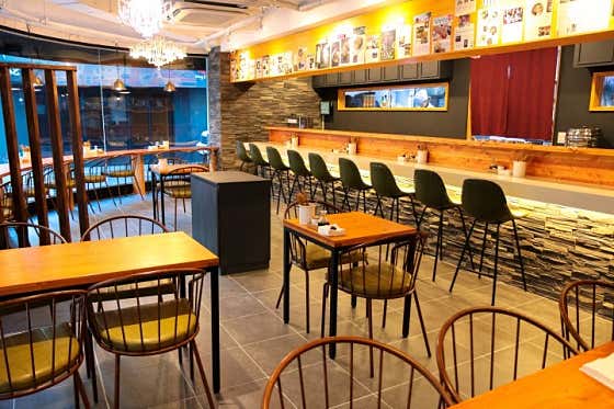 Counter seating at Mimi Myeonga Garosu-gil