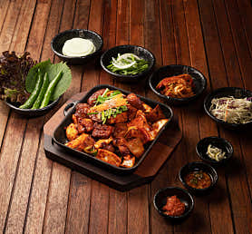 홍대칼국수와족발 판교역점 사진 6