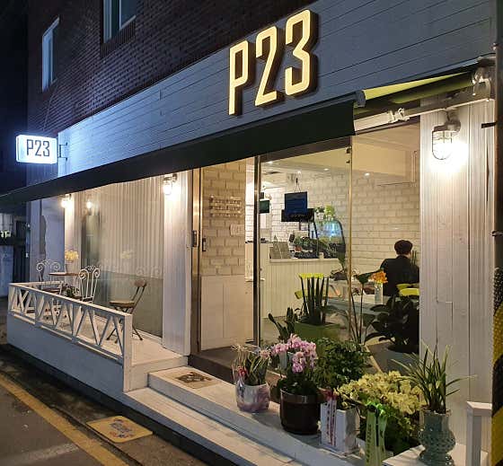 P23