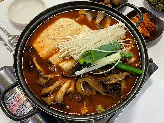 손두부 능이전골 메뉴 사진(네이버)