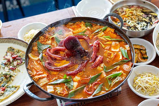 통문어 부대찌개 中 (2~3인) 메뉴 사진(네이버)