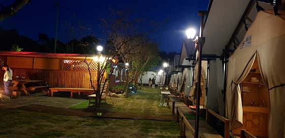 주금산 홀스킹덤 수영장 글램핑 · 네이버 지도·플레이스 4