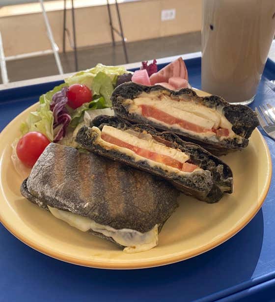 바질토마토 파니니 (샐러드 포함) 메뉴 사진(네이버)