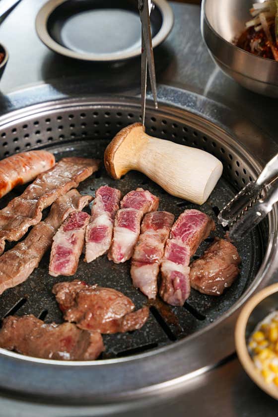 네이버 플레이스 육회품은돼지 파주야당 본점 : 네이버