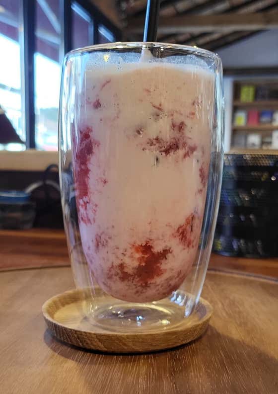 아이스딸기크림라떼 메뉴 사진(네이버)