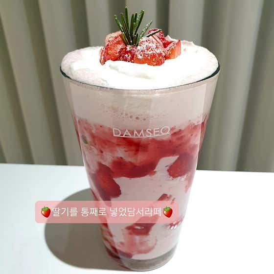 딸기를통째로넣었담서라떼 메뉴 사진(네이버)