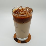 카나몬 라떼(카라멜+시나몬) 메뉴 사진(네이버)