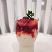 리얼딸기 밀크쉐이크 메뉴 사진(네이버)