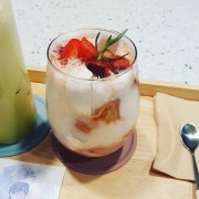 딸기라떼 메뉴 사진(네이버)